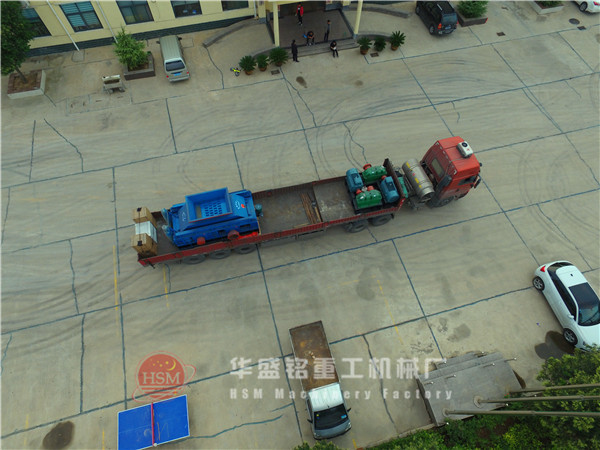 1800*1000全自動(dòng)液壓對輥破碎機(jī)